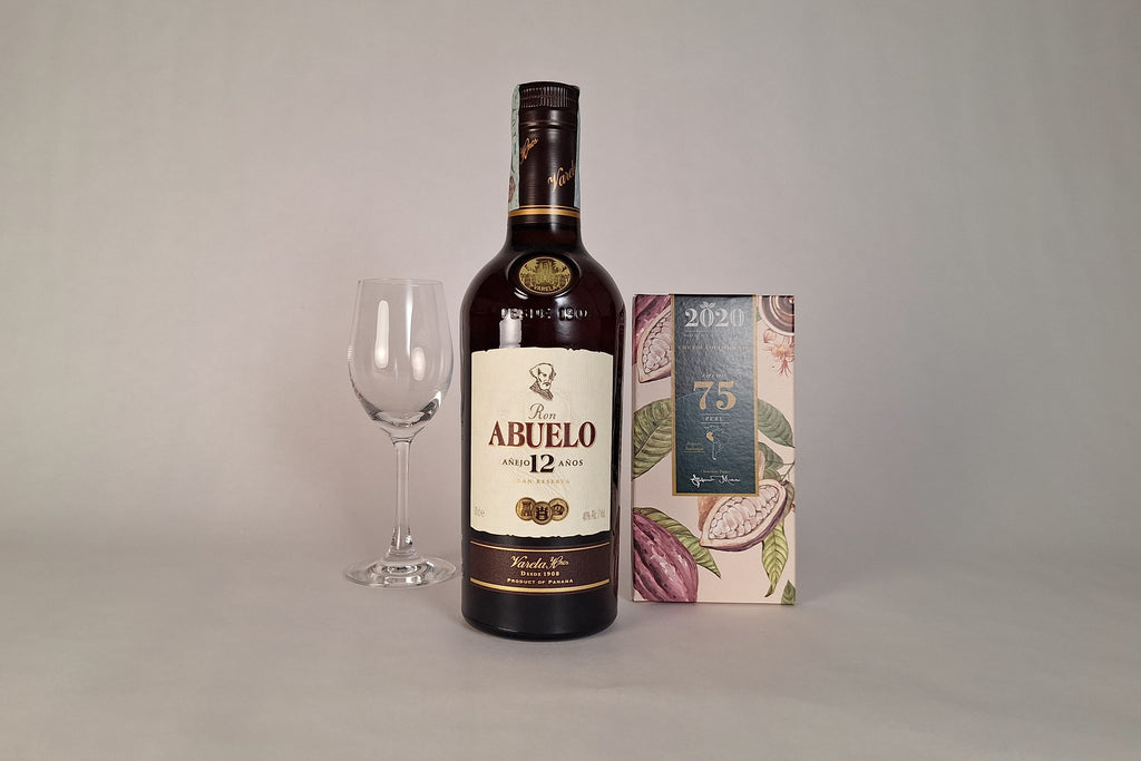 confezione regalo con abuelo 12 anni rum  e cioccolato artigianale