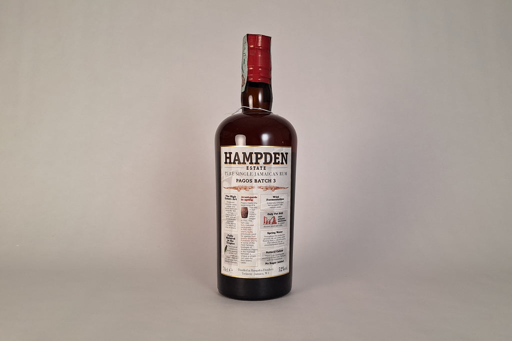confezione elegante con rum Hampden Pagos 2024 abbinato a cioccolato artigianale e calice