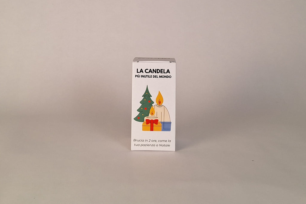 Scatola rossa ForseNO. con scritta “La candela più inutile del mondo”, regalo ironico natalizio.