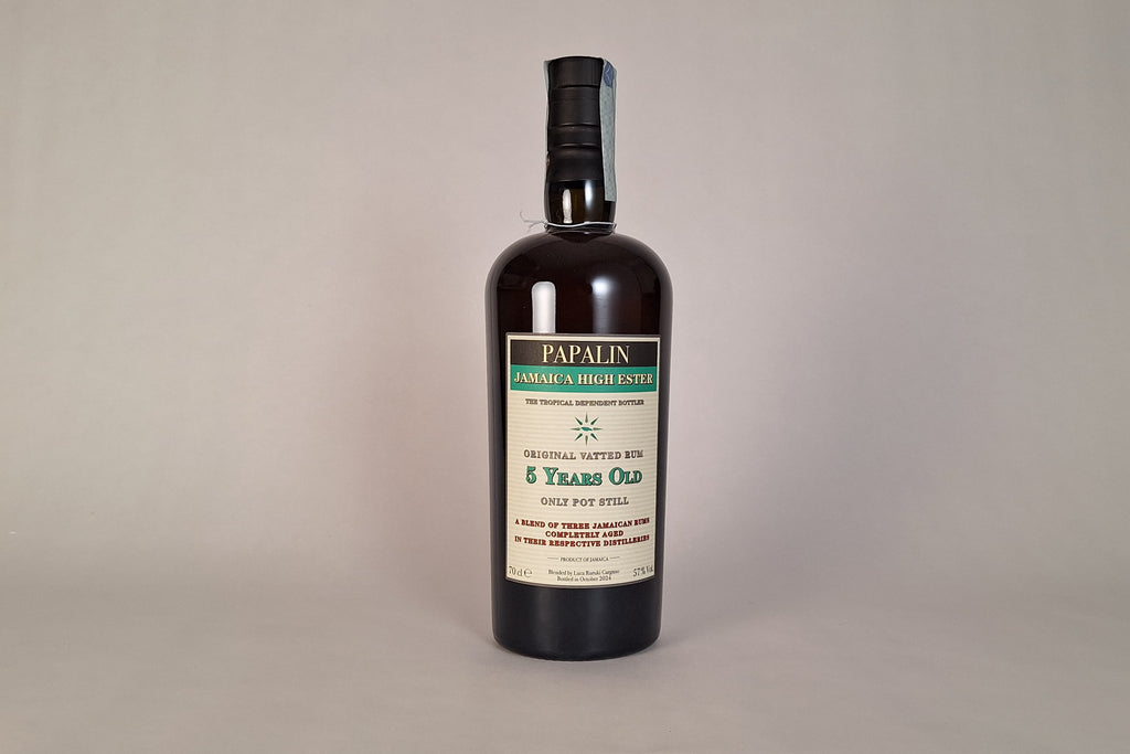 rum papalin 5 anni abbinato ad un kit elegante con cioccolato e calice