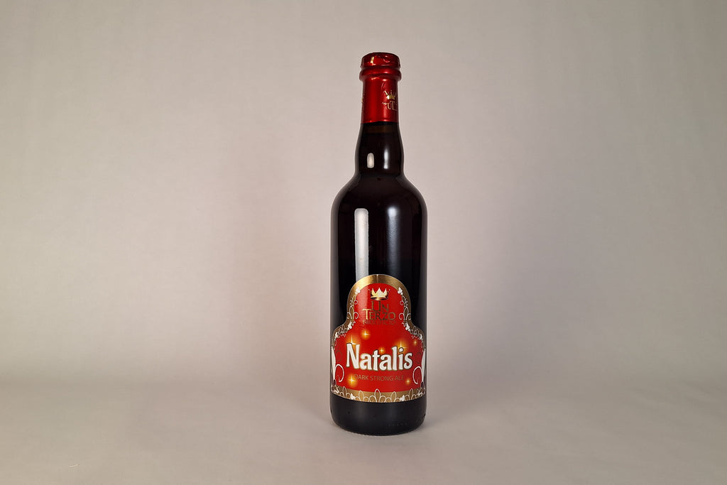 Birra di Natale del Birrificio Un Terzo in bottiglia da 75 cl, birra artigianale piemontese ambrata con note speziate e tostate, idea regalo natalizia Bevande Miscelate.