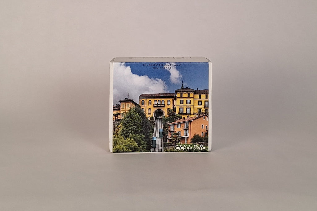Scatola regalo natalizia Saluti da Biella con grafica funicolare