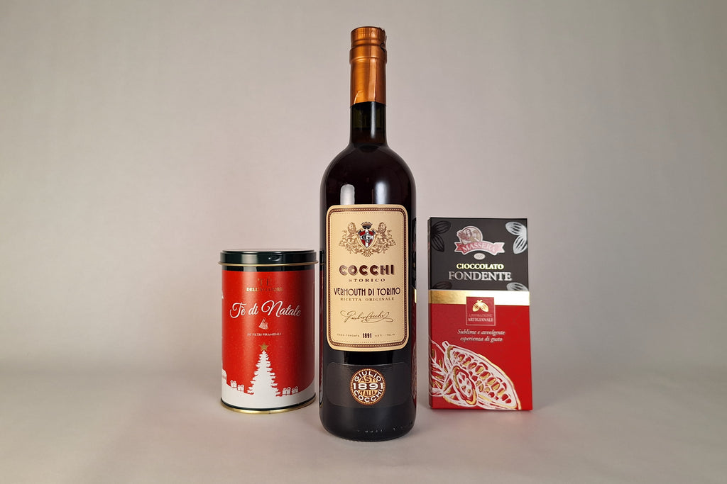 Confezione natalizia gourmet con bottiglia di vermouth cocchi storio