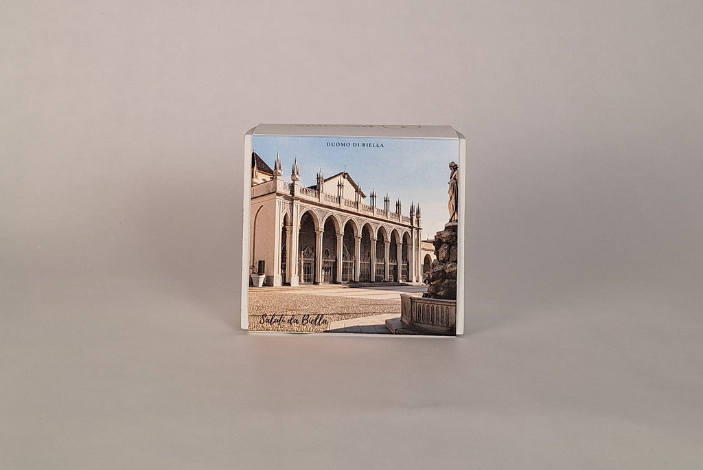 Scatola regalo natalizia Saluti da Biella con grafica duomo