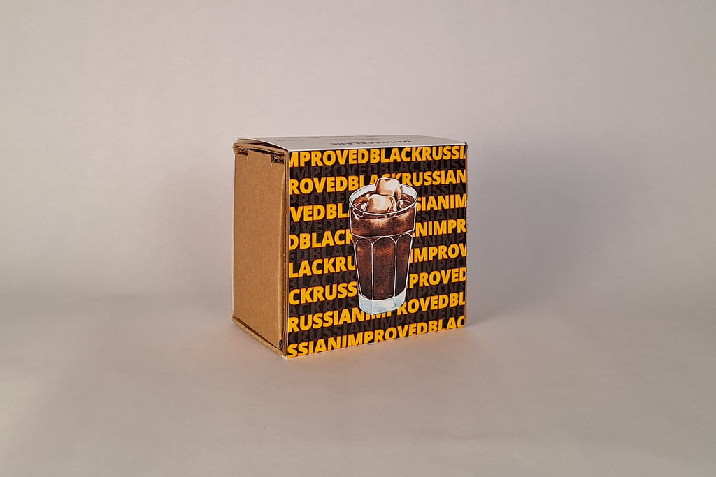 Dettaglio box Improved Black Russian Modern con ingredienti selezionati e biscotti al caffè