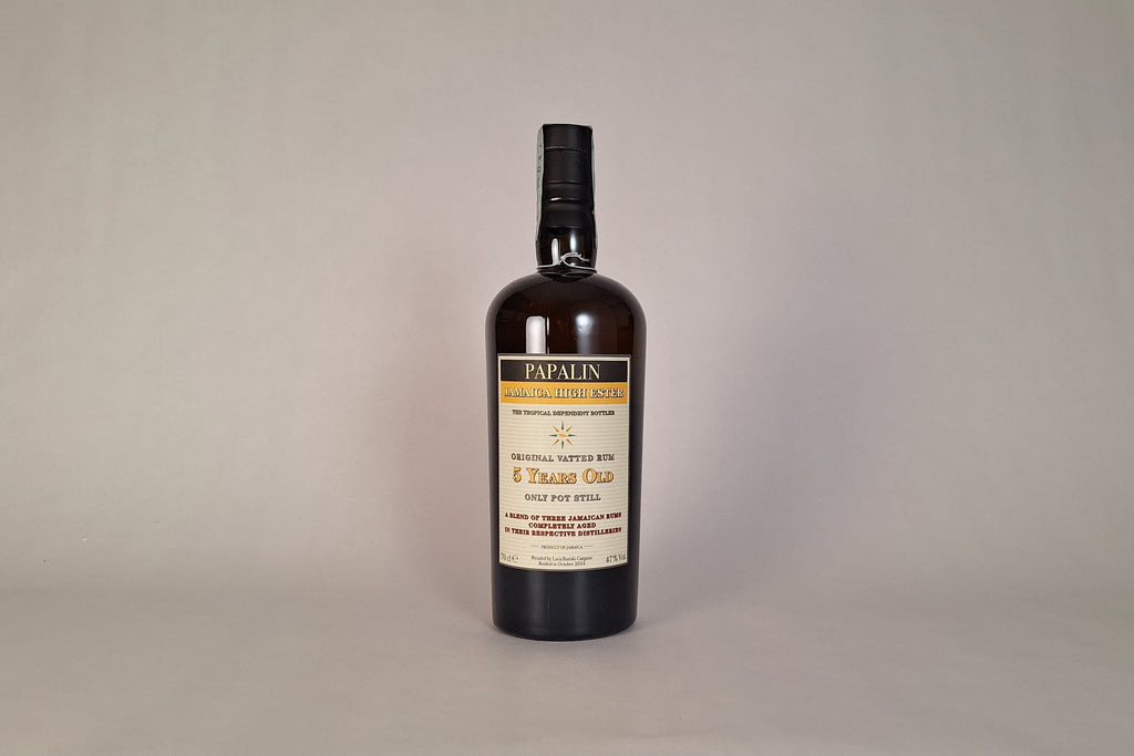 rum ad alto contenuto di esteri della jamaica Papalin inveccchiato 5 anni abbinato a cioccolato e calice da degustazione