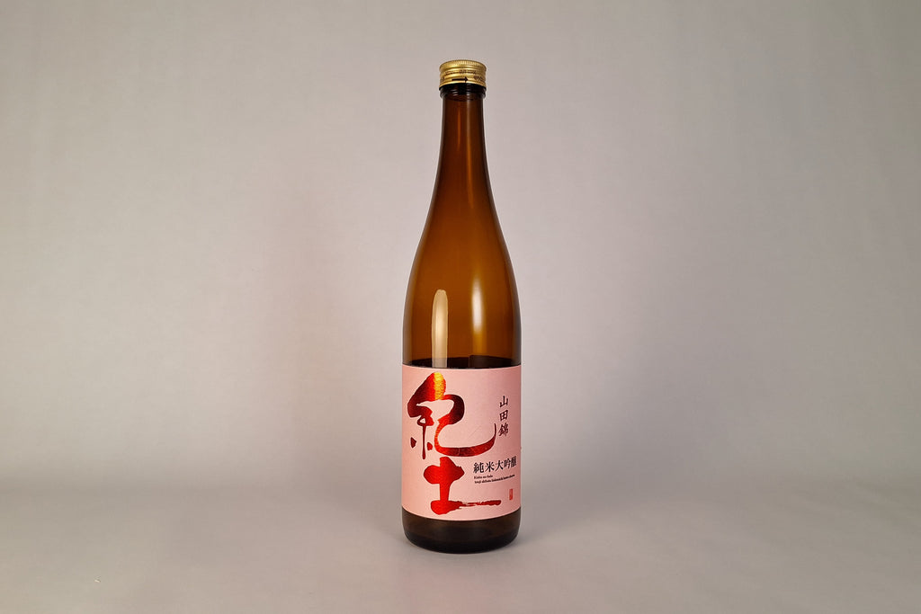 Bottiglia di sake Heiwa Kid Junmai Daiginjo della cantina Heiwa Shuzo, elegante sake giapponese della prefettura di Wakayama.