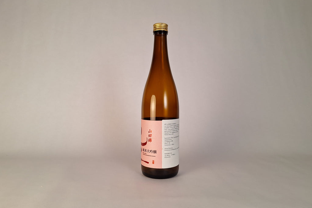 Bottiglia di sake Heiwa Kid Junmai Daiginjo della cantina Heiwa Shuzo, elegante sake giapponese della prefettura di Wakayama.