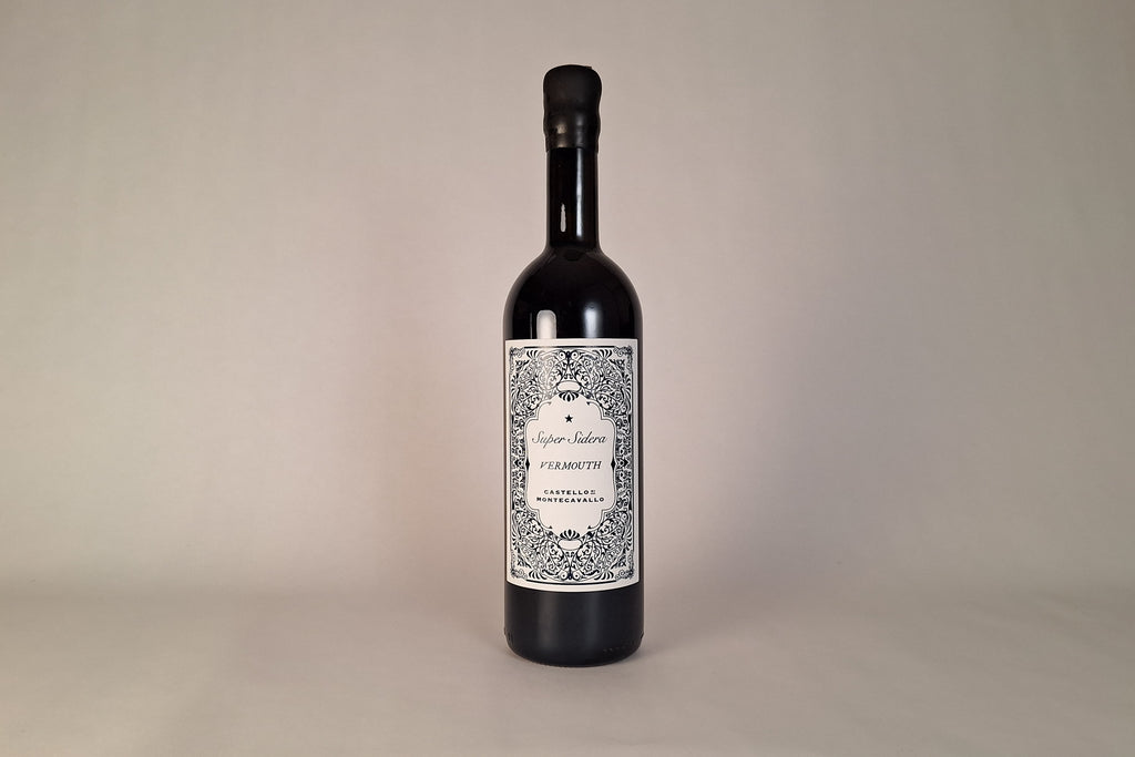 Vermouth rosso Castello di Montecavallo Super Sidera, bottiglia da 70 cl, vermouth piemontese aromatico ideale per aperitivi e cocktail, confezione regalo di Natale Bevande Miscelate.